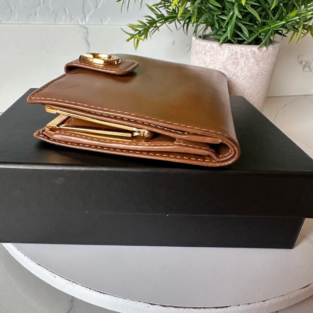 Gucci Authentic Tan Leather Bifold Wallet with Kisslock - Picture 9 of 14